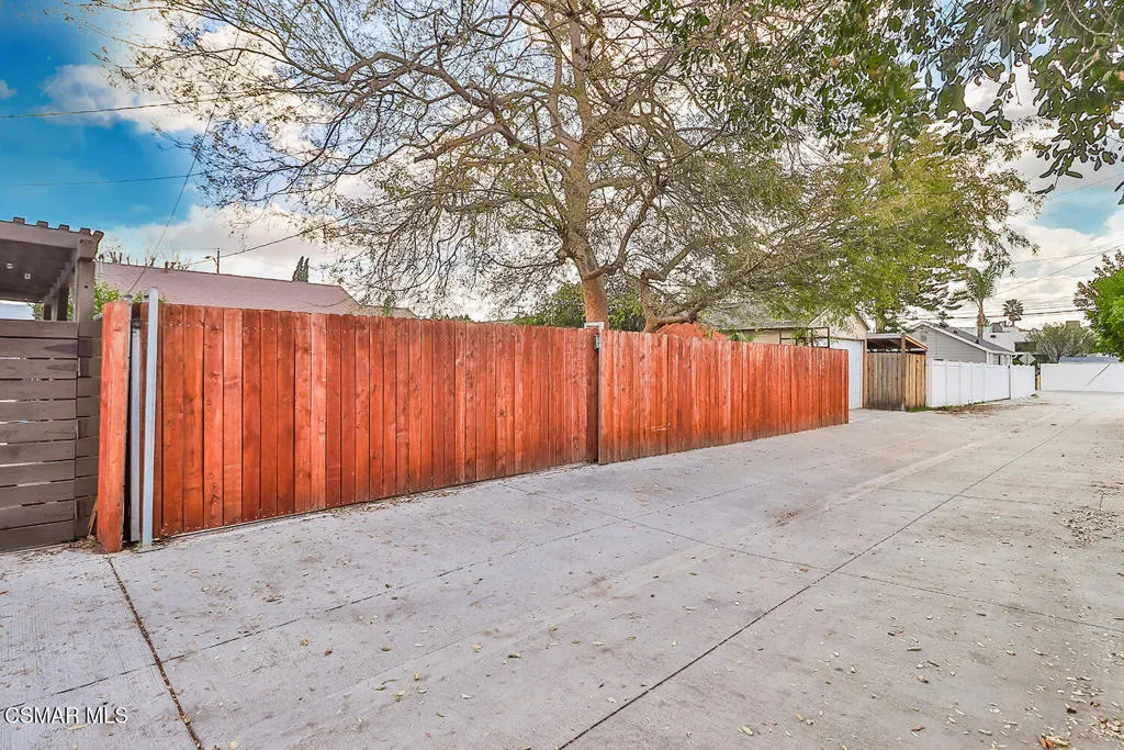 2025 N Buena Vista Street, Burbank, California 91504 home-pic-41